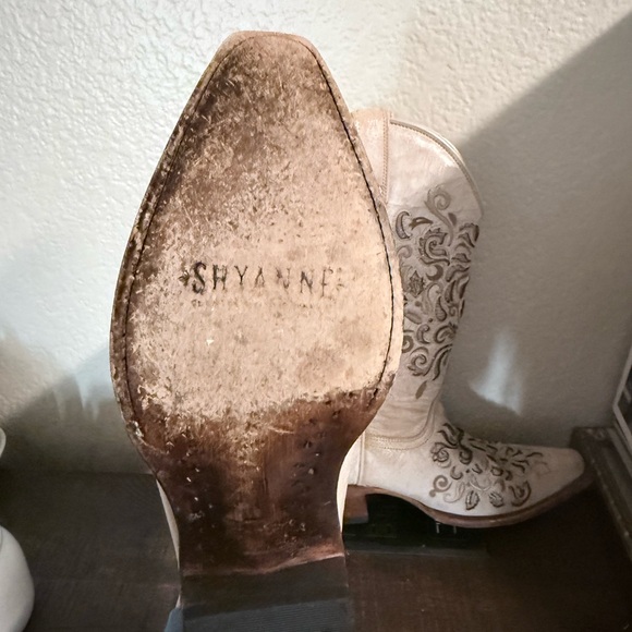 Embroidered Cream Western Cowgirl Boots - Picture 9 of 10